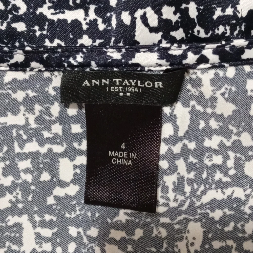 🖤Ann Taylor🖤 - Black/White Abstract Print Ruffle Front Sleeveless Top